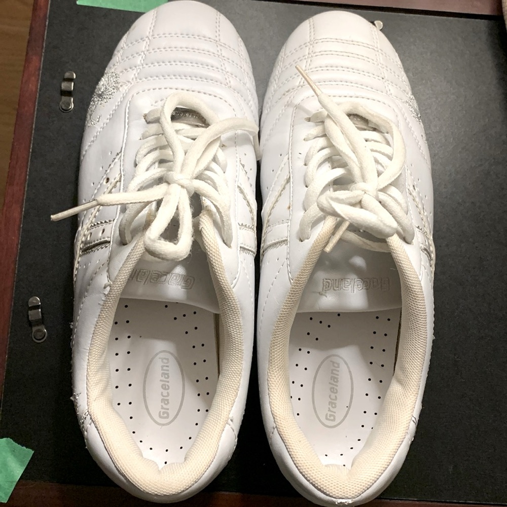 Graceland women’s white floral leather trainer. Size 6:5